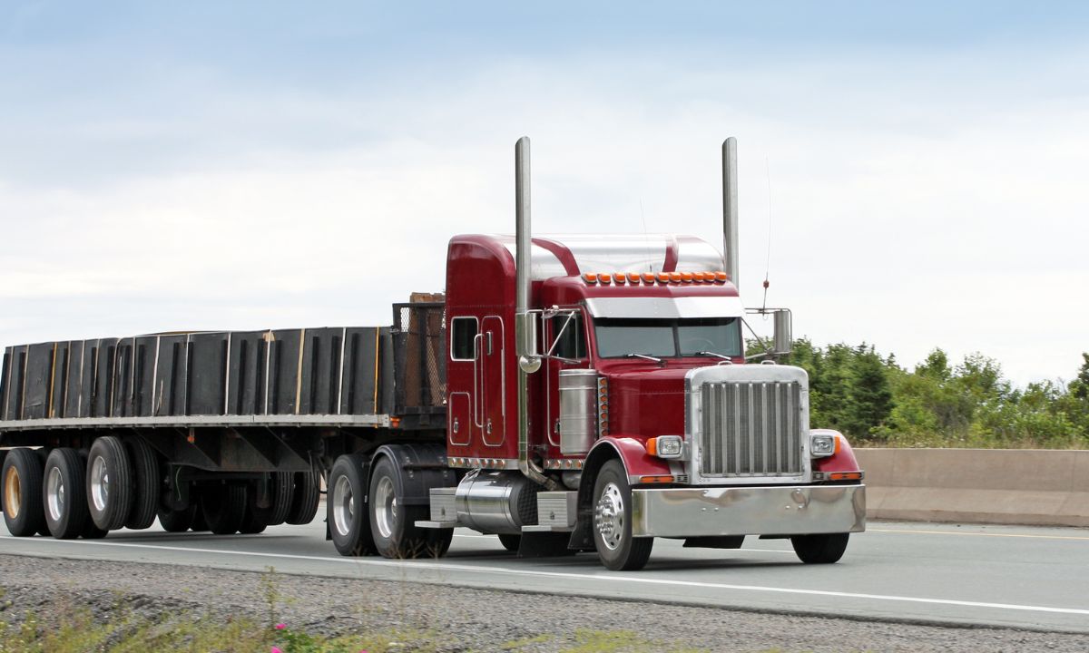 How to Protect Freight on a Flatbed: Safety and Securement Tips